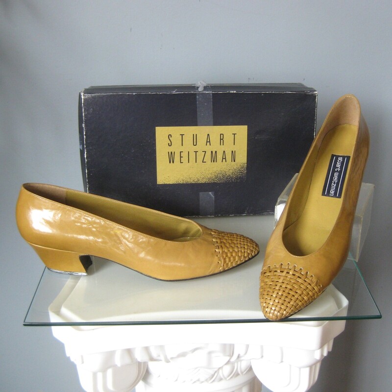 quality leather pumps by Stuart Weitzman
These are from the 80s or 90s
They're done in a gold mustard color.
The toe area is open woven leather
1.75 heel
leather outsoldes
made in Spain
size 9.5 B
classics in great shape.
Pls note: the box is shown for information purposes. It's not in great shape and the shipping cost of this listing does NOT includ the box. If you want the box, pls lmk and I will adjust the shipping cost.

thanks for looking!
#77681