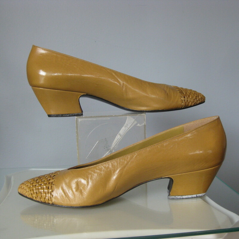 quality leather pumps by Stuart Weitzman<br />
These are from the 80s or 90s<br />
They're done in a gold mustard color.<br />
The toe area is open woven leather<br />
1.75 heel<br />
leather outsoldes<br />
made in Spain<br />
size 9.5 B<br />
classics in great shape.<br />
Pls note: the box is shown for information purposes. It's not in great shape and the shipping cost of this listing does NOT includ the box. If you want the box, pls lmk and I will adjust the shipping cost.<br />
<br />
thanks for looking!<br />
#77681