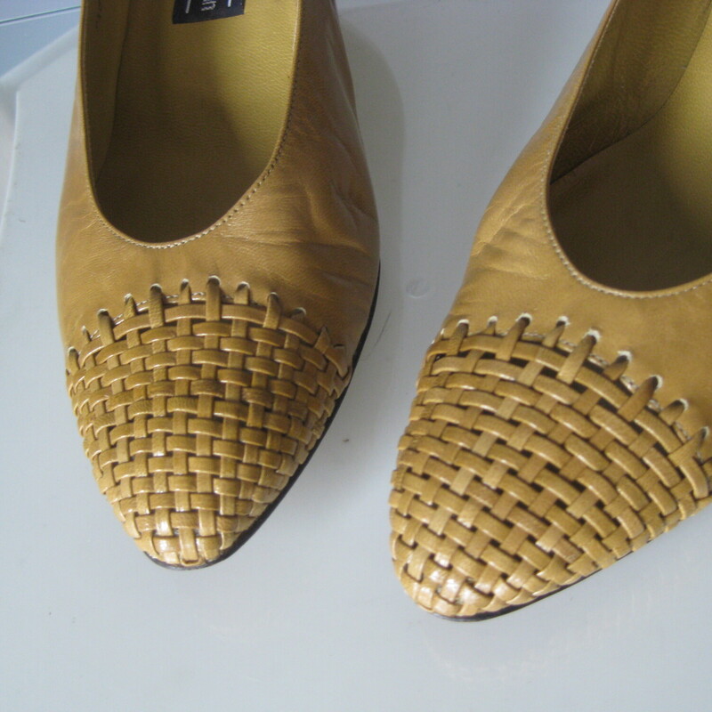 quality leather pumps by Stuart Weitzman
These are from the 80s or 90s
They're done in a gold mustard color.
The toe area is open woven leather
1.75 heel
leather outsoldes
made in Spain
size 9.5 B
classics in great shape.
Pls note: the box is shown for information purposes. It's not in great shape and the shipping cost of this listing does NOT includ the box. If you want the box, pls lmk and I will adjust the shipping cost.

thanks for looking!
#77681