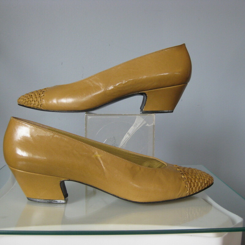 quality leather pumps by Stuart Weitzman<br />
These are from the 80s or 90s<br />
They're done in a gold mustard color.<br />
The toe area is open woven leather<br />
1.75 heel<br />
leather outsoldes<br />
made in Spain<br />
size 9.5 B<br />
classics in great shape.<br />
Pls note: the box is shown for information purposes. It's not in great shape and the shipping cost of this listing does NOT includ the box. If you want the box, pls lmk and I will adjust the shipping cost.<br />
<br />
thanks for looking!<br />
#77681