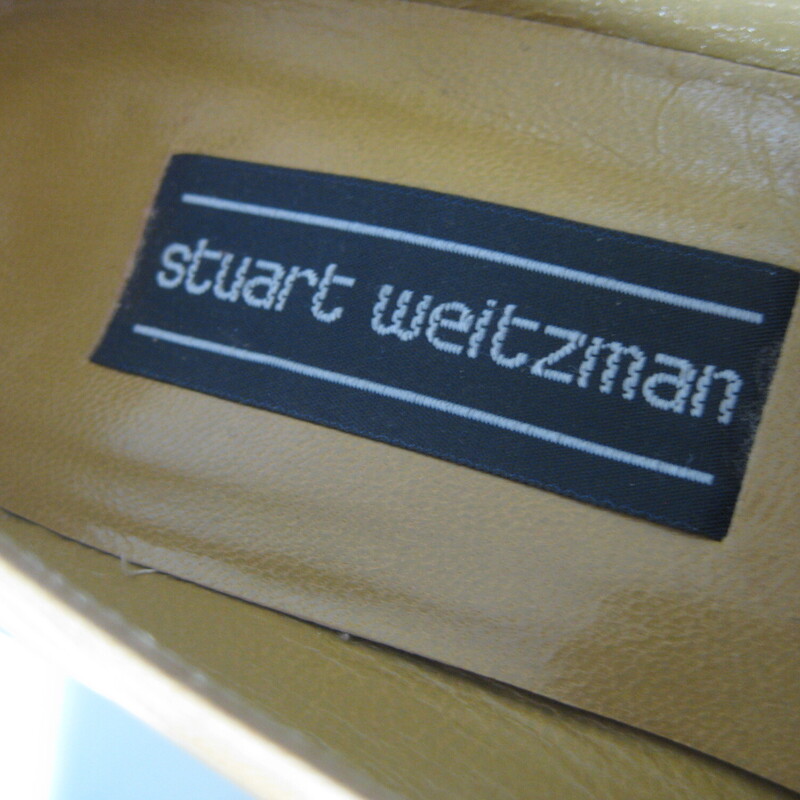 quality leather pumps by Stuart Weitzman<br />
These are from the 80s or 90s<br />
They're done in a gold mustard color.<br />
The toe area is open woven leather<br />
1.75 heel<br />
leather outsoldes<br />
made in Spain<br />
size 9.5 B<br />
classics in great shape.<br />
Pls note: the box is shown for information purposes. It's not in great shape and the shipping cost of this listing does NOT includ the box. If you want the box, pls lmk and I will adjust the shipping cost.<br />
<br />
thanks for looking!<br />
#77681