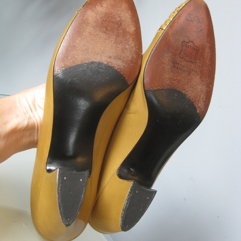 quality leather pumps by Stuart Weitzman<br />
These are from the 80s or 90s<br />
They're done in a gold mustard color.<br />
The toe area is open woven leather<br />
1.75 heel<br />
leather outsoldes<br />
made in Spain<br />
size 9.5 B<br />
classics in great shape.<br />
Pls note: the box is shown for information purposes. It's not in great shape and the shipping cost of this listing does NOT includ the box. If you want the box, pls lmk and I will adjust the shipping cost.<br />
<br />
thanks for looking!<br />
#77681