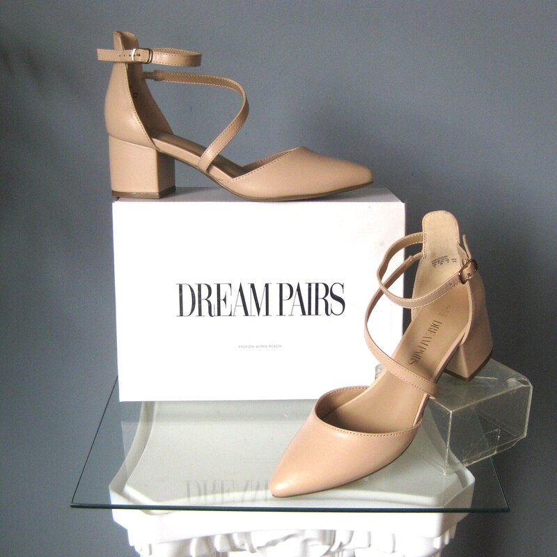 New in original box
Dream Pairs nude sandals.
blocky mid height heel
ankle strap
size 7
thanks for looking!
#77232