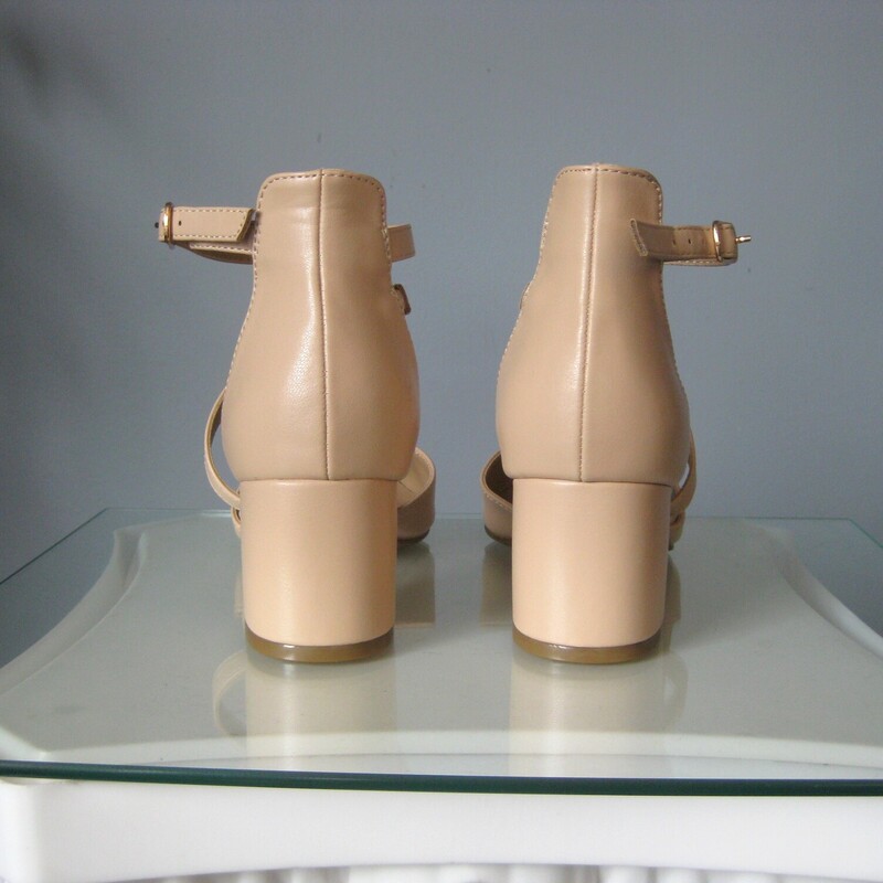 New in original box<br />
Dream Pairs nude sandals.<br />
blocky mid height heel<br />
ankle strap<br />
size 7<br />
thanks for looking!<br />
#77232