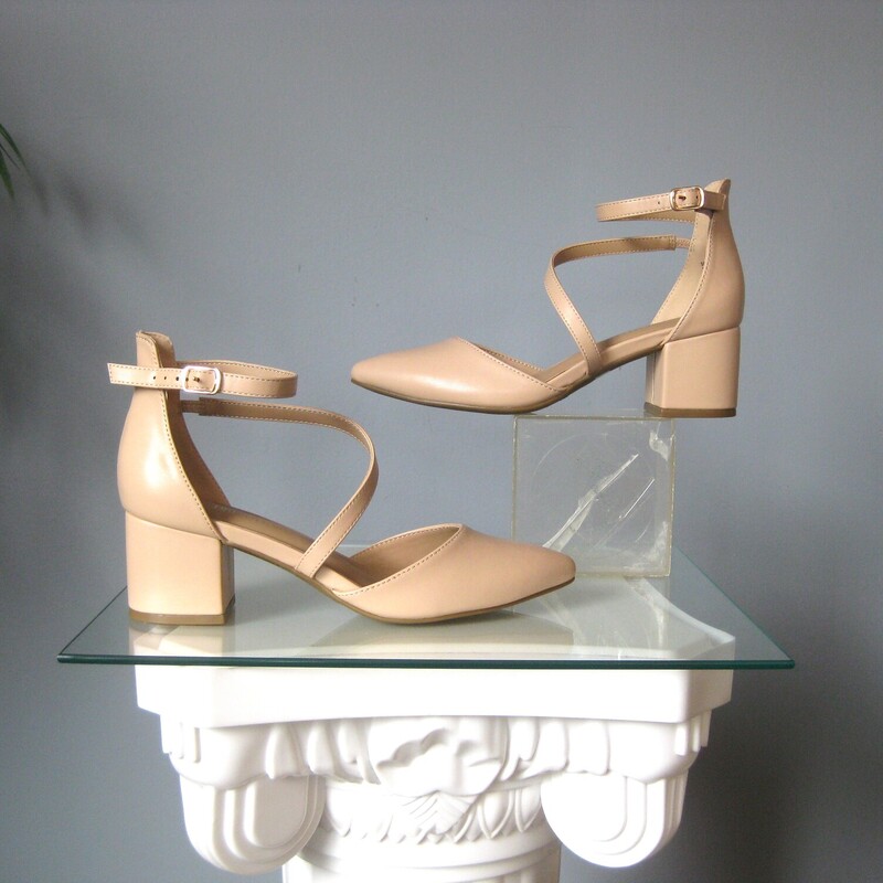 New in original box<br />
Dream Pairs nude sandals.<br />
blocky mid height heel<br />
ankle strap<br />
size 7<br />
thanks for looking!<br />
#77232