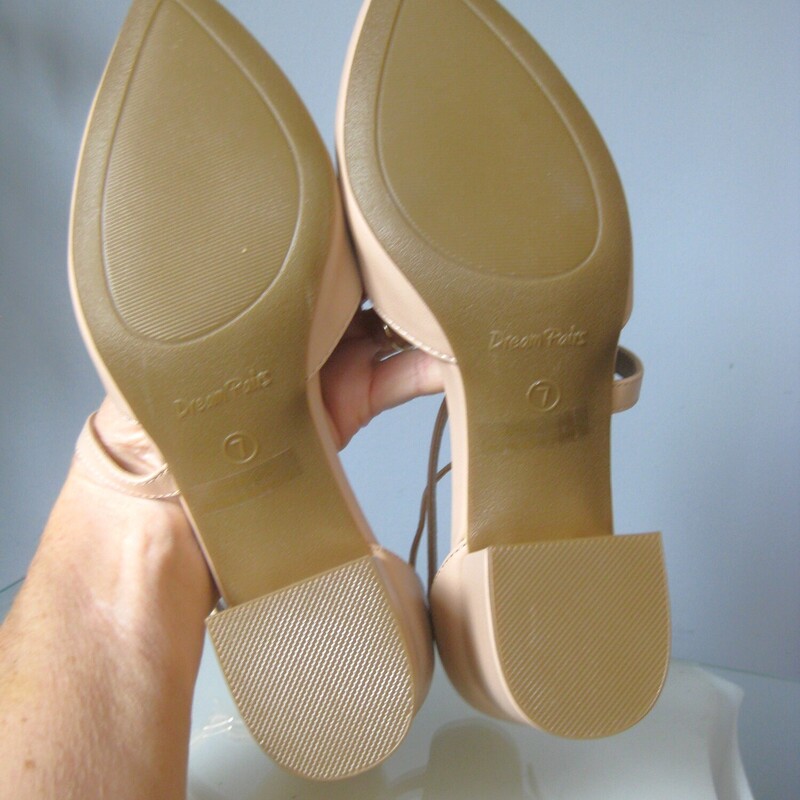 New in original box<br />
Dream Pairs nude sandals.<br />
blocky mid height heel<br />
ankle strap<br />
size 7<br />
thanks for looking!<br />
#77232