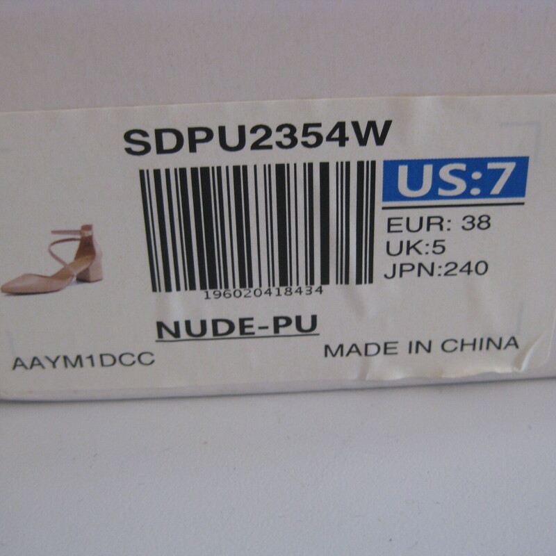 New in original box<br />
Dream Pairs nude sandals.<br />
blocky mid height heel<br />
ankle strap<br />
size 7<br />
thanks for looking!<br />
#77232