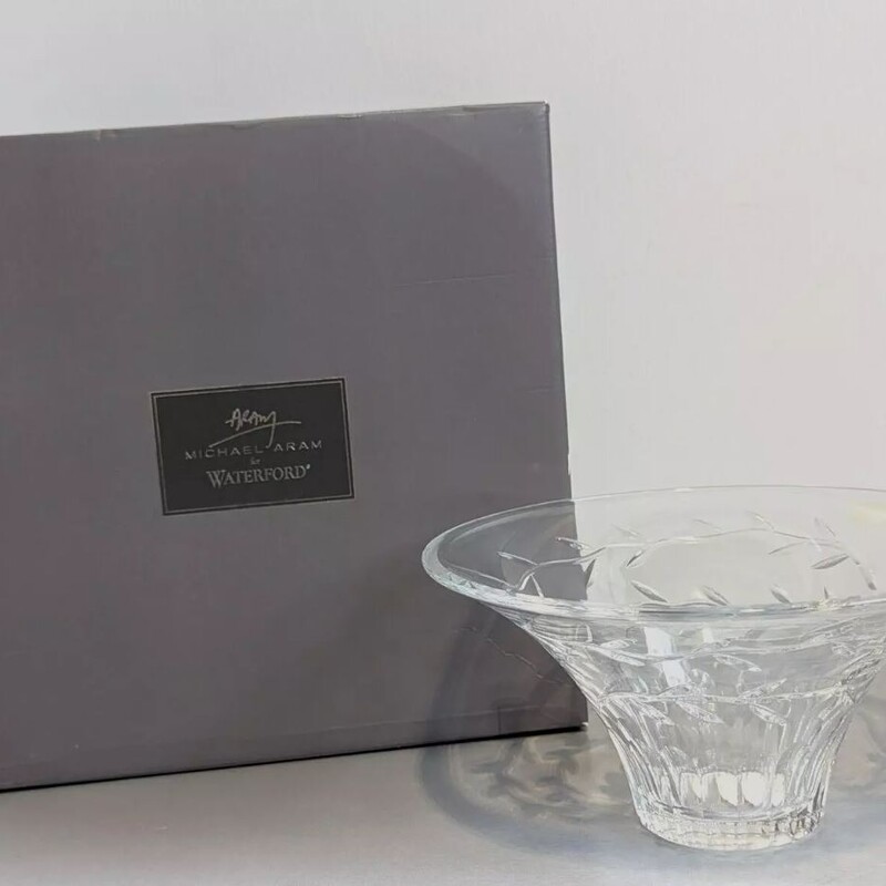 Michael Aram by Waterford Garland Crystal Bowl
Clear Size: 10 x 5H
Original box included