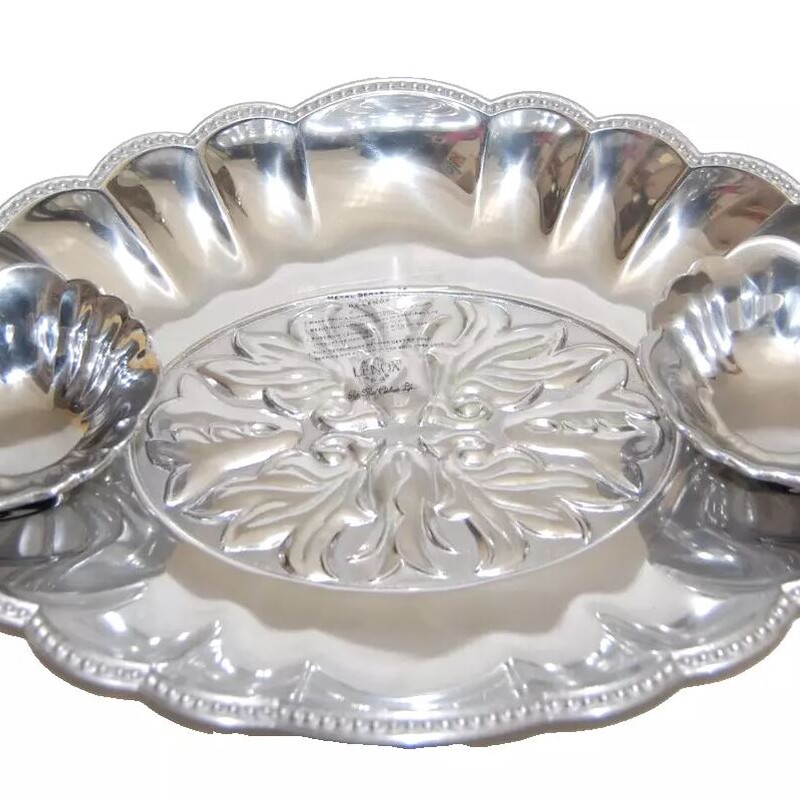 3 Piece Lenox Butlers Pantry Chip N Dip Set
Silver Size: 18.5 x 13W
Original box included
Retails: $130