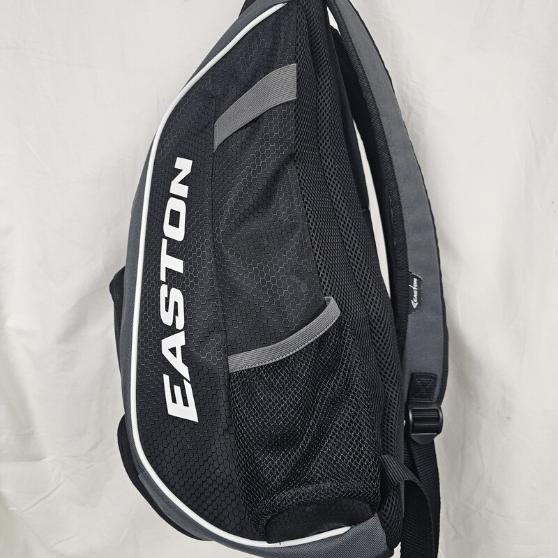 Easton Game Ready Baeball Softball Backpack<br />
Black<br />
Size: Adult<br />
Pre-owned