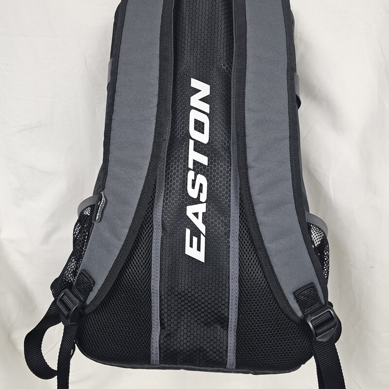 Easton Game Ready Baeball Softball Backpack<br />
Black<br />
Size: Adult<br />
Pre-owned