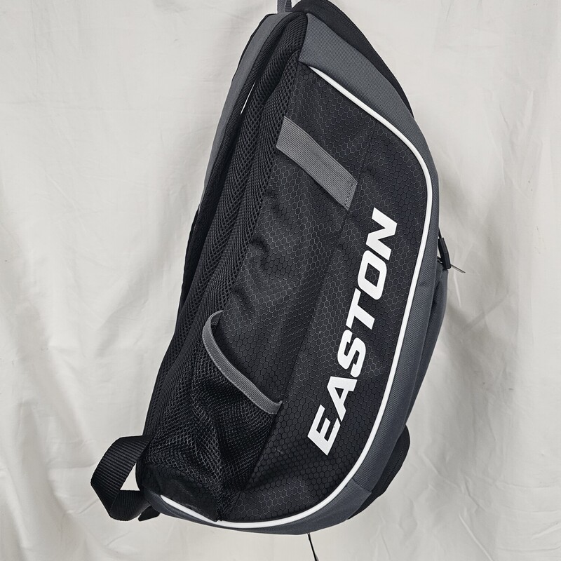 Easton Game Ready Baeball Softball Backpack<br />
Black<br />
Size: Adult<br />
Pre-owned