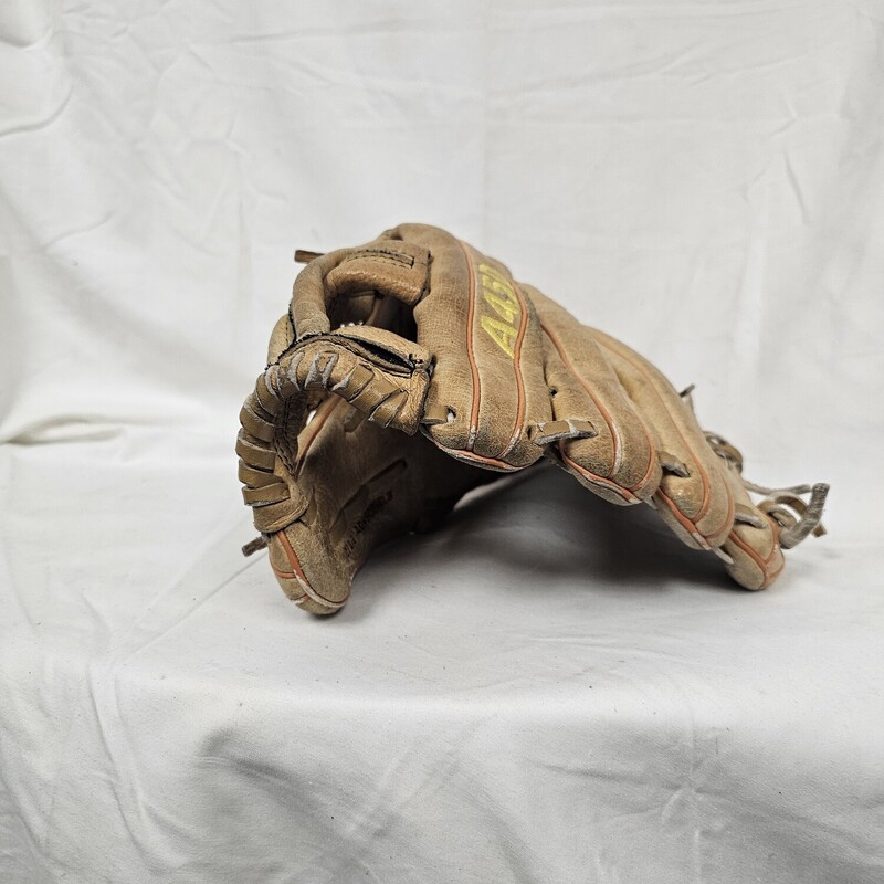 Wilson A450 Baseball Glove<br />
RHT<br />
Size: 11.5in<br />
Pre-owned & broken in!