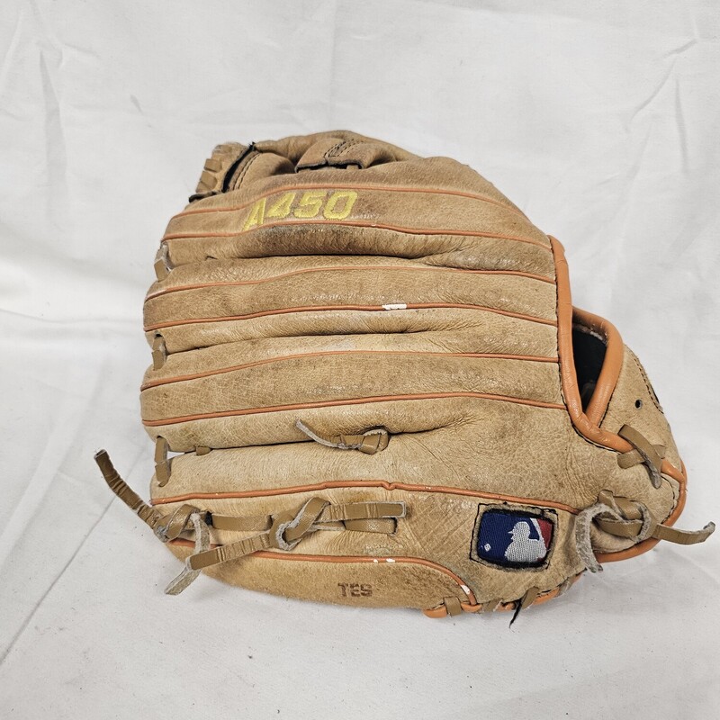 Wilson A450 Baseball Glove<br />
RHT<br />
Size: 11.5in<br />
Pre-owned & broken in!