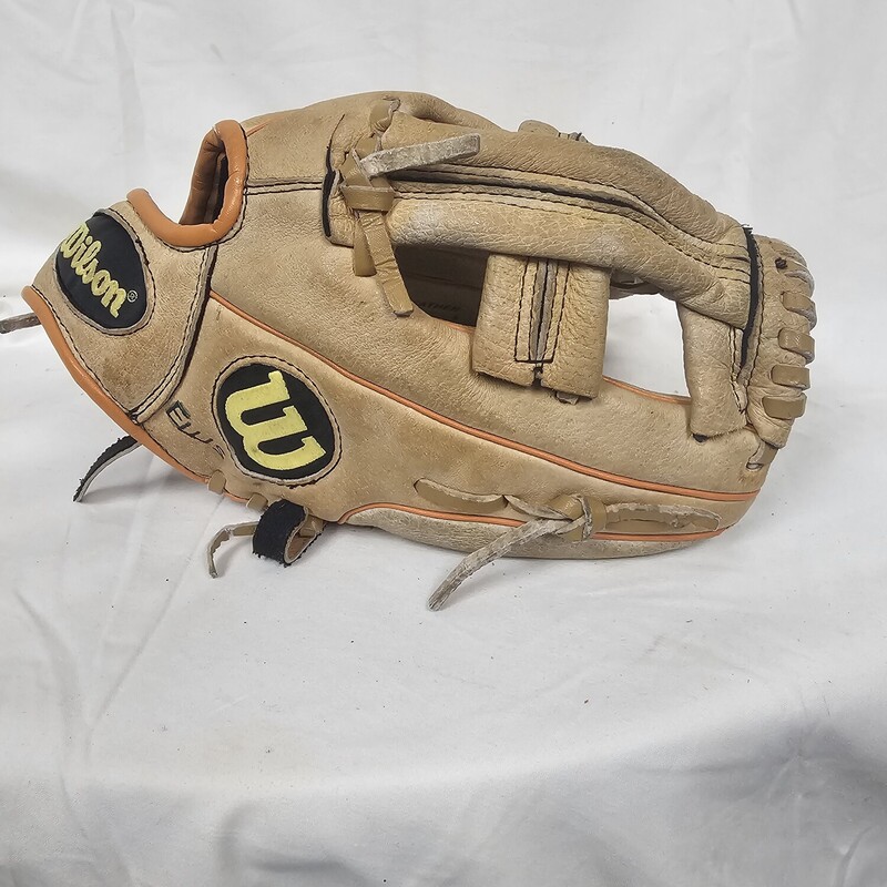 Wilson A450 Baseball Glove<br />
RHT<br />
Size: 11.5in<br />
Pre-owned & broken in!