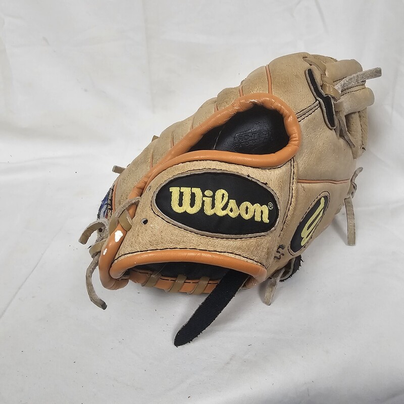 Wilson A450 Baseball Glove<br />
RHT<br />
Size: 11.5in<br />
Pre-owned & broken in!