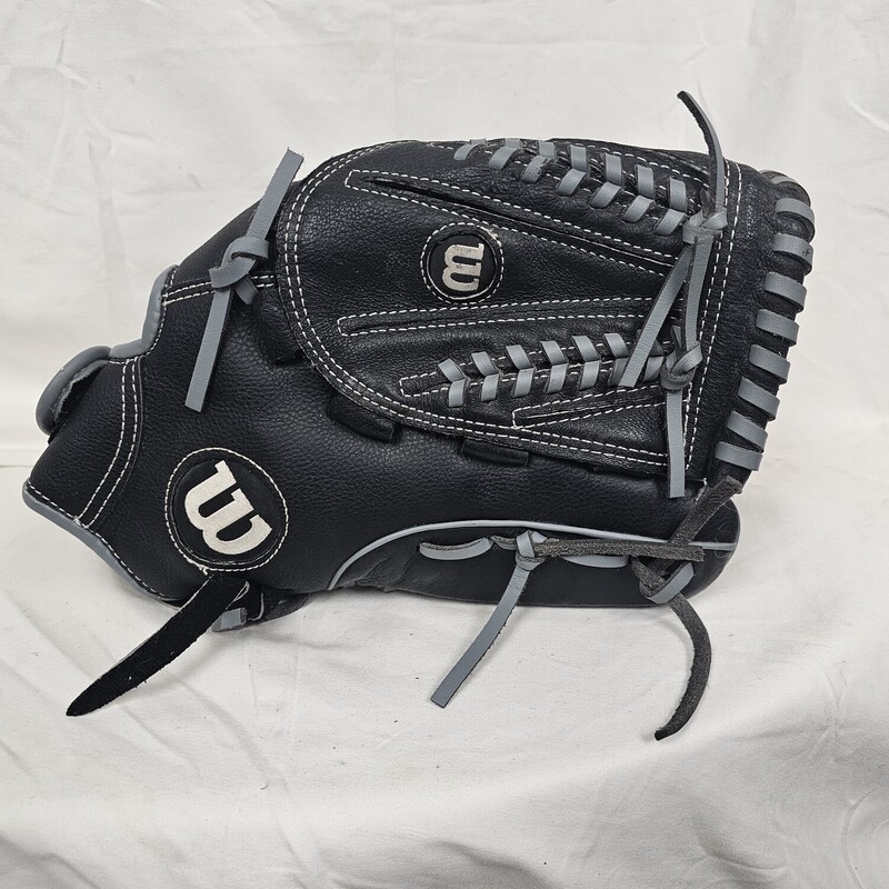 Wilson A360 Softball Glove<br />
Right Hand Throw<br />
Size: 13in.<br />
Pre-owned, broken in