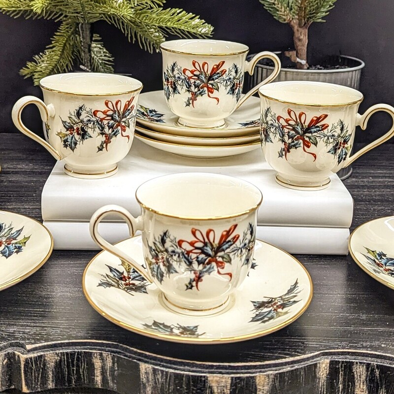 12 Piece Lenox Winter Greetings Cups & Saucers
Xmas colors Blue Size: 6 x 3.5H
6 cups with 6 saucers