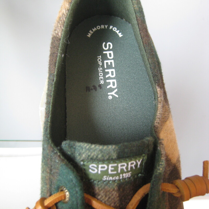 Super cute and preppy boat shoes from Sperry in green plaid slightly fuzzy fabric.<br />
Size 9<br />
like new condition<br />
thanks for looking!<br />
#80284