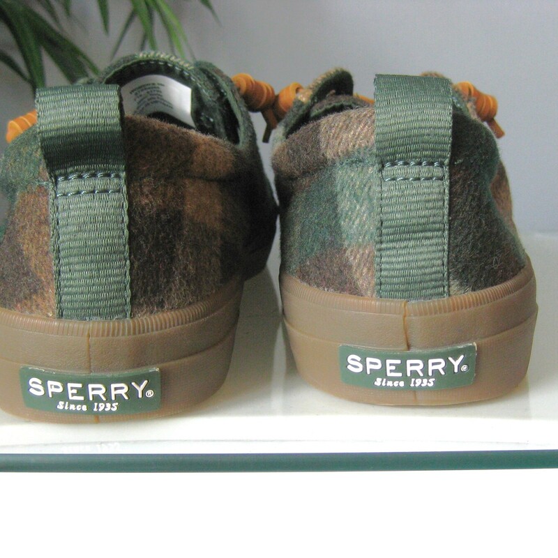 Super cute and preppy boat shoes from Sperry in green plaid slightly fuzzy fabric.<br />
Size 9<br />
like new condition<br />
thanks for looking!<br />
#80284