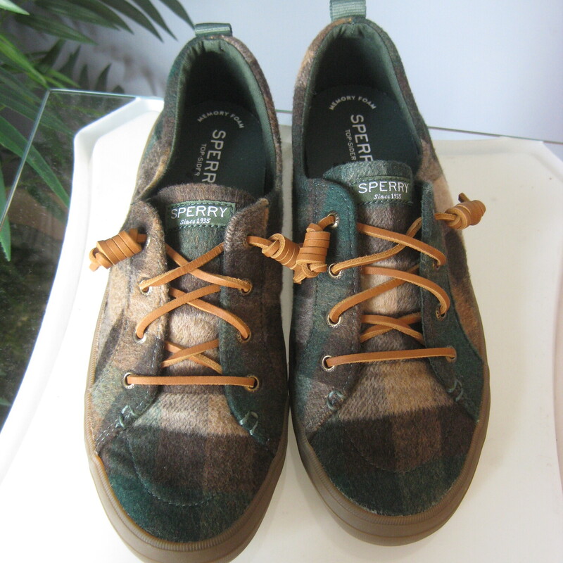 Super cute and preppy boat shoes from Sperry in green plaid slightly fuzzy fabric.<br />
Size 9<br />
like new condition<br />
thanks for looking!<br />
#80284