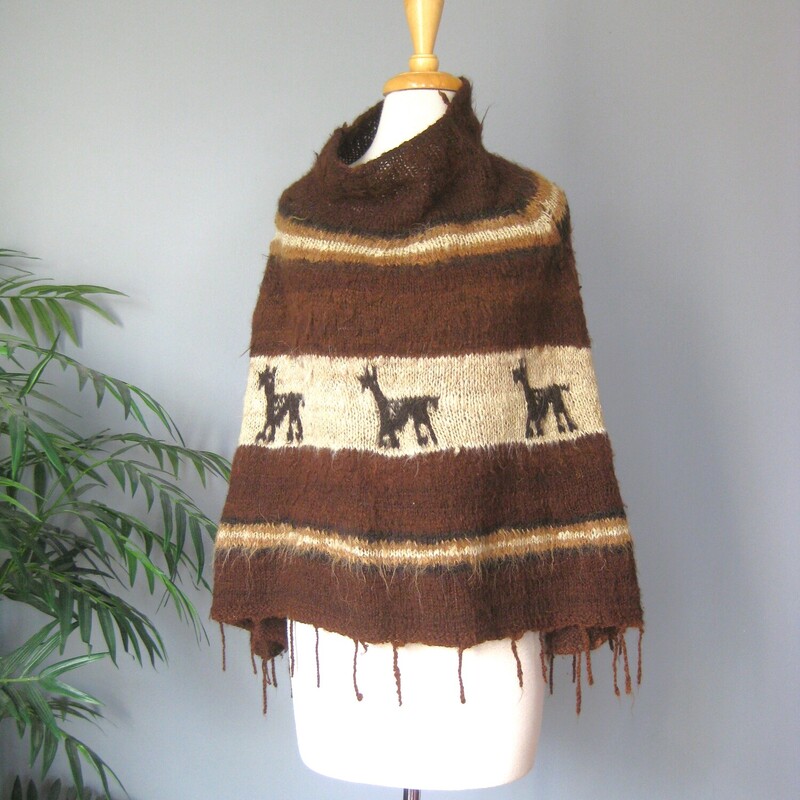 Warm poncho in cream and brown with images of Alpacas across the front and bag.<br />
The poncho has a relaxed high neck.<br />
No tags, it's wool for sure but not sure if it is actually made of alpaca yarns.<br />
One size, It measures 23.5 from the neck to the hem<br />
excellent condition.<br />
<br />
thanks for looking!<br />
#78967