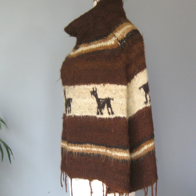 Warm poncho in cream and brown with images of Alpacas across the front and bag.<br />
The poncho has a relaxed high neck.<br />
No tags, it's wool for sure but not sure if it is actually made of alpaca yarns.<br />
One size, It measures 23.5 from the neck to the hem<br />
excellent condition.<br />
<br />
thanks for looking!<br />
#78967