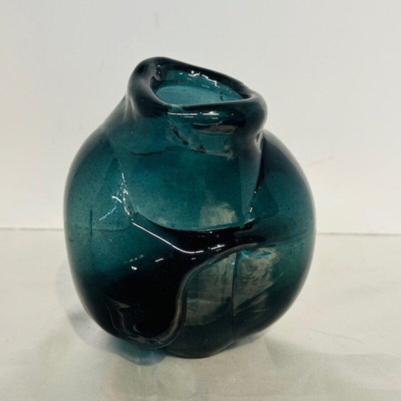 Artisan Sign Chunky Drip Vase
Glass
Goebel signed
Blue, Size: 5x6H