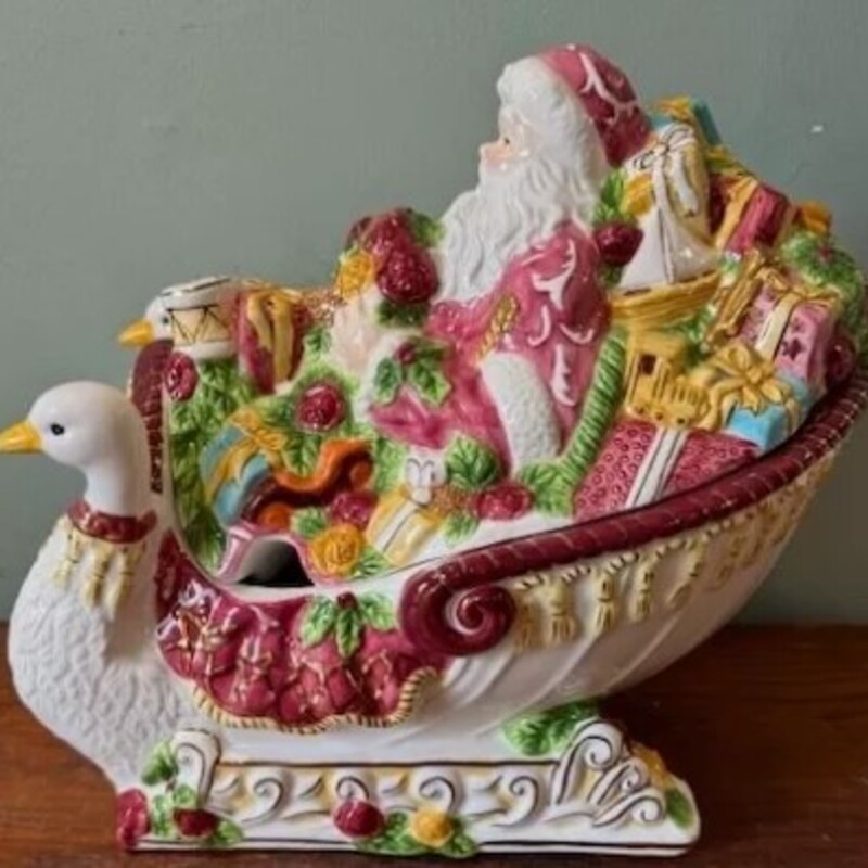 Royal Albert Old Country Rose Tureen
Pink Red Green Yellow White Blue Gold
Size: 14x8x12H
Royal Albert
2pc Centerpiece/Soup Tureen Seasons Of Color