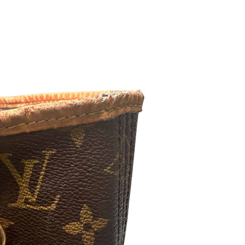 Louis Vuitton Neverfull<br />
Monogram<br />
 Size: MM<br />
<br />
ASIS<br />
<br />
Damage to corners. The leather has rips and tears. Stains on inside.<br />
<br />
Date Code:<br />
SD1197