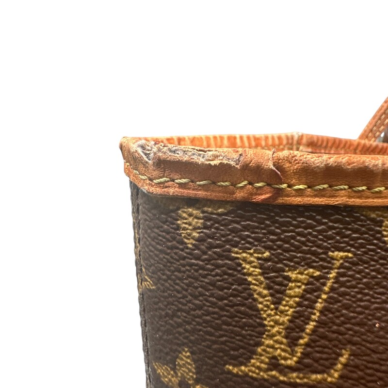 Louis Vuitton Neverfull<br />
Monogram<br />
 Size: MM<br />
<br />
ASIS<br />
<br />
Damage to corners. The leather has rips and tears. Stains on inside.<br />
<br />
Date Code:<br />
SD1197