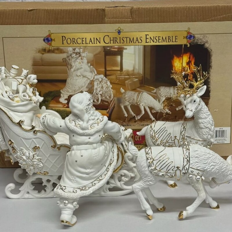 Grandeur Porcelain Sleigh
White Gold Porcelain
Sleigh Size: 11x13H
Santa Size: 10 Inches H
Reindeer Sizes: 10x8 and 10x6H
In Box
Retail $225