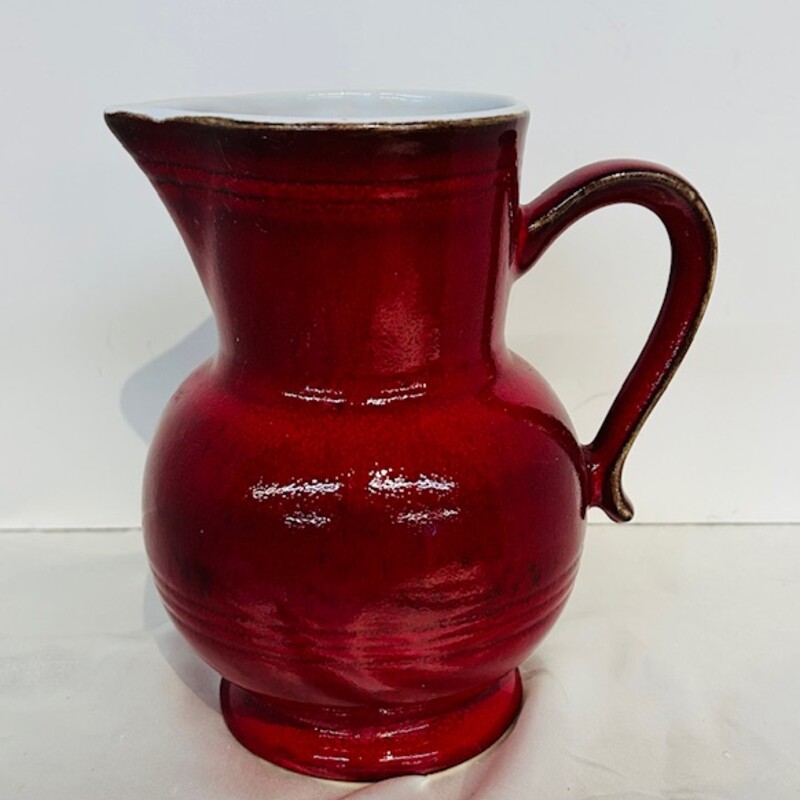 Emile Henry Pitcher
Red, Size: 7x8H