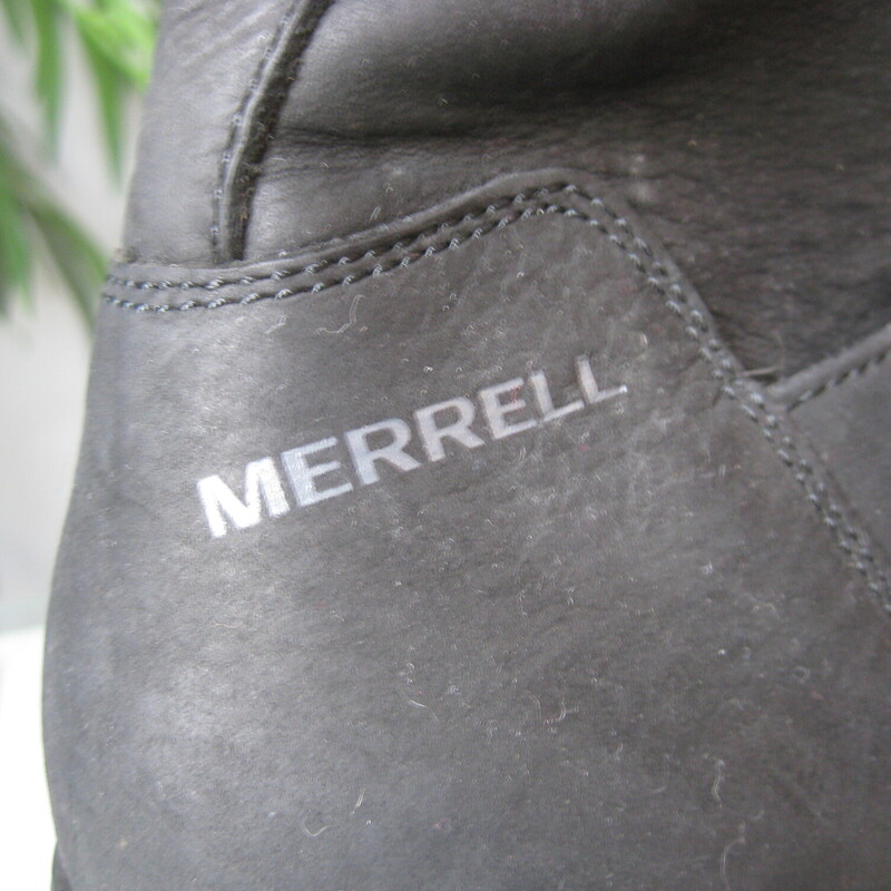 simple pair of warm and waterproof Merrell boots<br />
Size 10<br />
excellent condition.<br />
side zipper<br />
strap with snaps around the ankle for a bit of size adjustment<br />
Thanks for looking!<br />
#79975