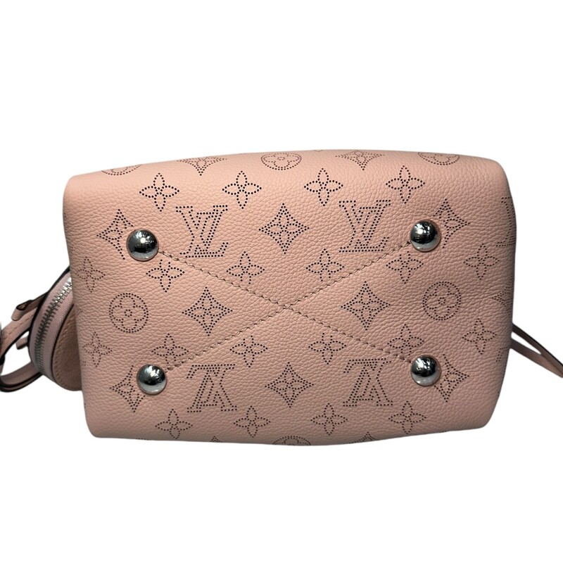 Louis Vuitton Bella Rose Jasmine<br />
<br />
Date Code:<br />
Chipped entrupy certificate provided.<br />
<br />
Dimensions:<br />
7.5 x 8.7 x 5.5 inches<br />
(Length x Height x Width)<br />
<br />
In excellent condition. No dustbag or box.<br />
<br />
A fresh and feminine colorway brings charm to this adorable Bella bucket bag in Mahina perforated calfskin. The round coin purse in matching Mahina leather and the silver-color chain add a casual elegance to the design. The adjustable and removable leather strap enables shoulder and cross-body carry.