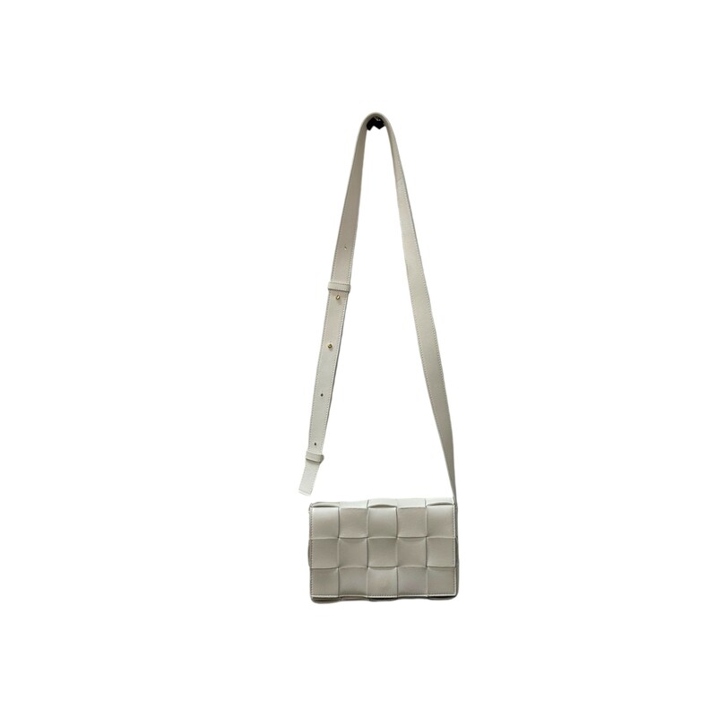 Bottega Veneta Cassette<br />
White<br />
 Size: Small<br />
A00246609D