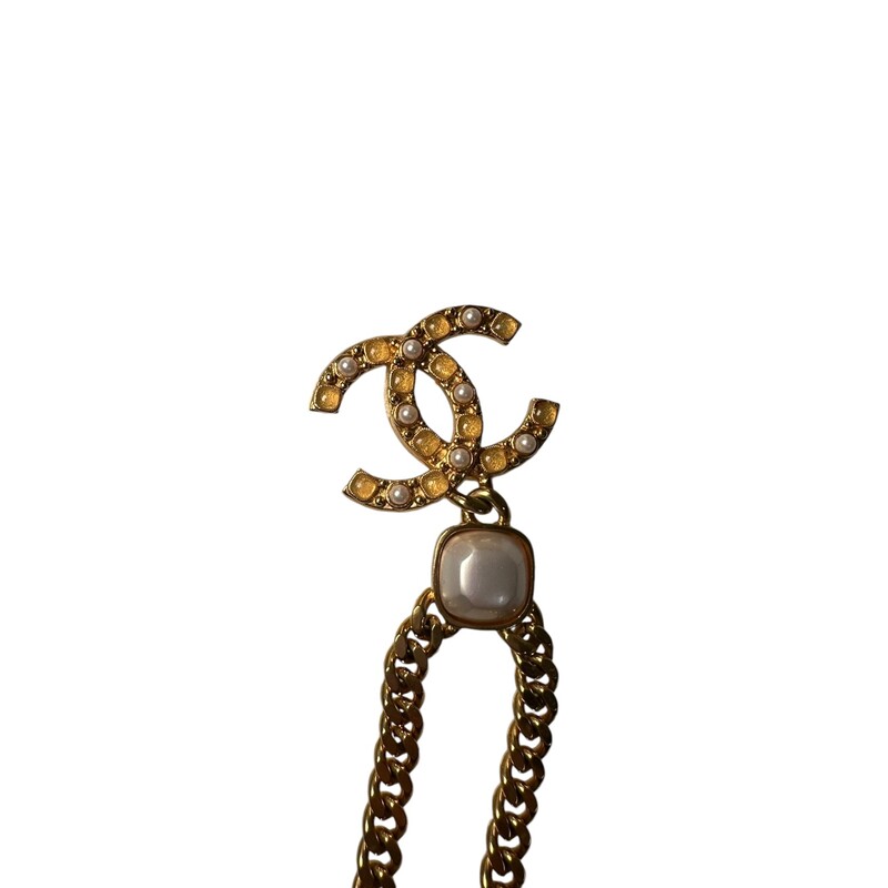 CHANEL Metal Pearl CC Chain Pendant Necklace in Gold. This elegant piece is a gold chain with a hanging CC logo pendant with faux pearls and gold resin beads.<br />
2020 Winter Collection<br />
Comes with box and dust bag