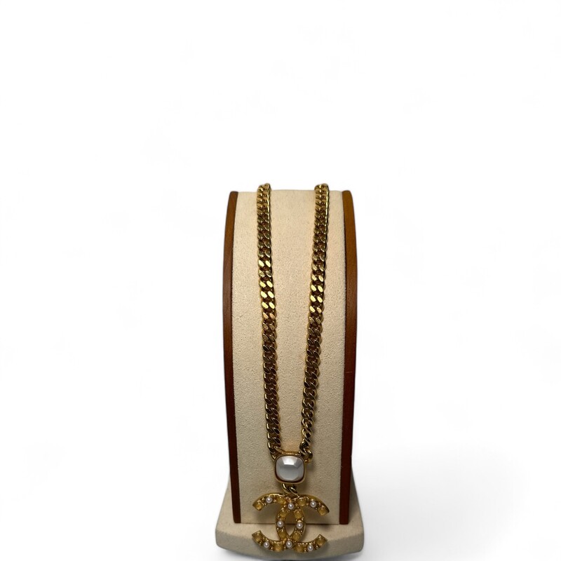 CHANEL Metal Pearl CC Chain Pendant Necklace in Gold. This elegant piece is a gold chain with a hanging CC logo pendant with faux pearls and gold resin beads.
2020 Winter Collection
Comes with box and dust bag