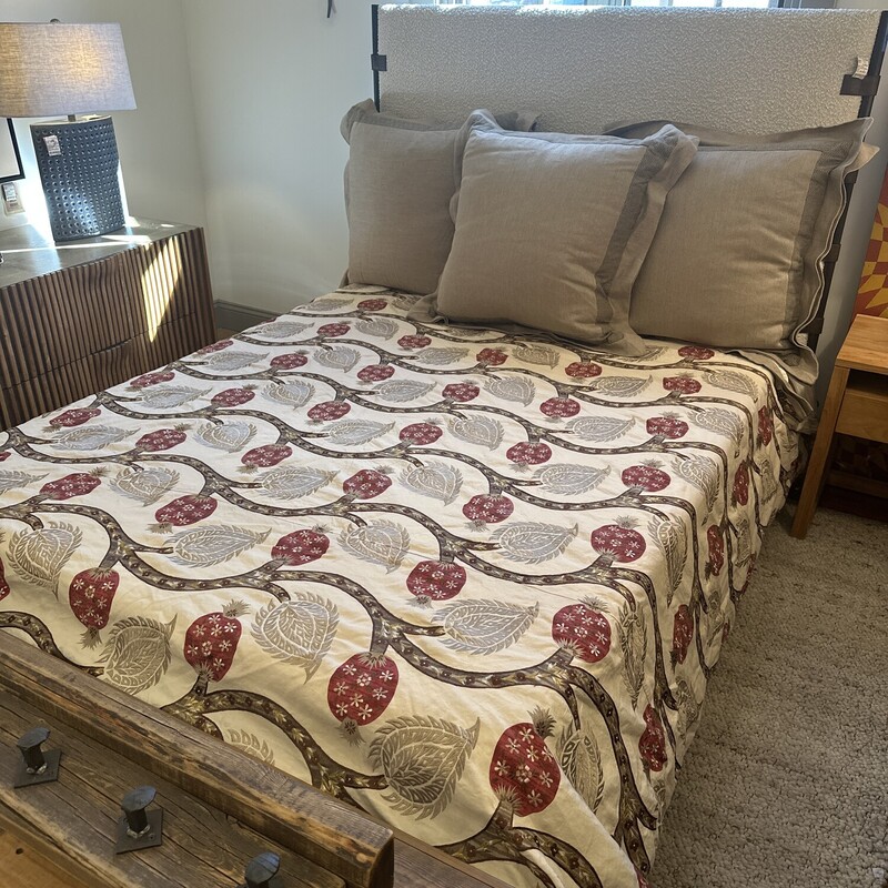 Custom Cal-King Bedding<br />
<br />
Includes:<br />
Three 31x31 Euro Shams<br />
One Cal-King Duvet