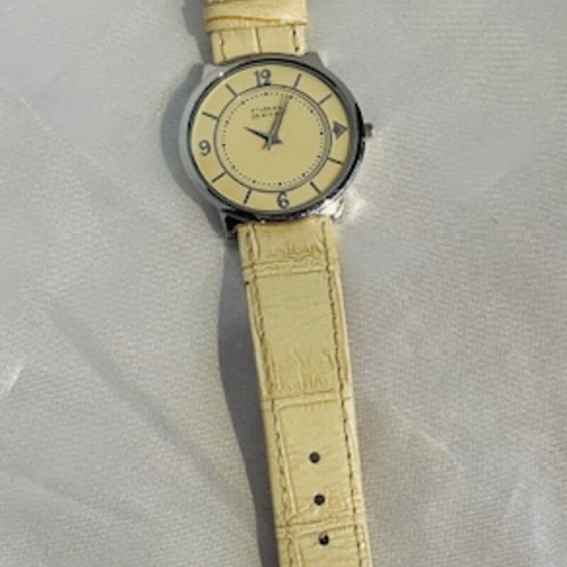 Silpada Watch Leather Band
Cream
Size: 9
Beautiful retired Silpada leather watch. Face is about 1.25 diameter. Fits up to 7.5 long from end to last hole. Watch is in very good condition. No scratching to face. Strap is in very good shape.