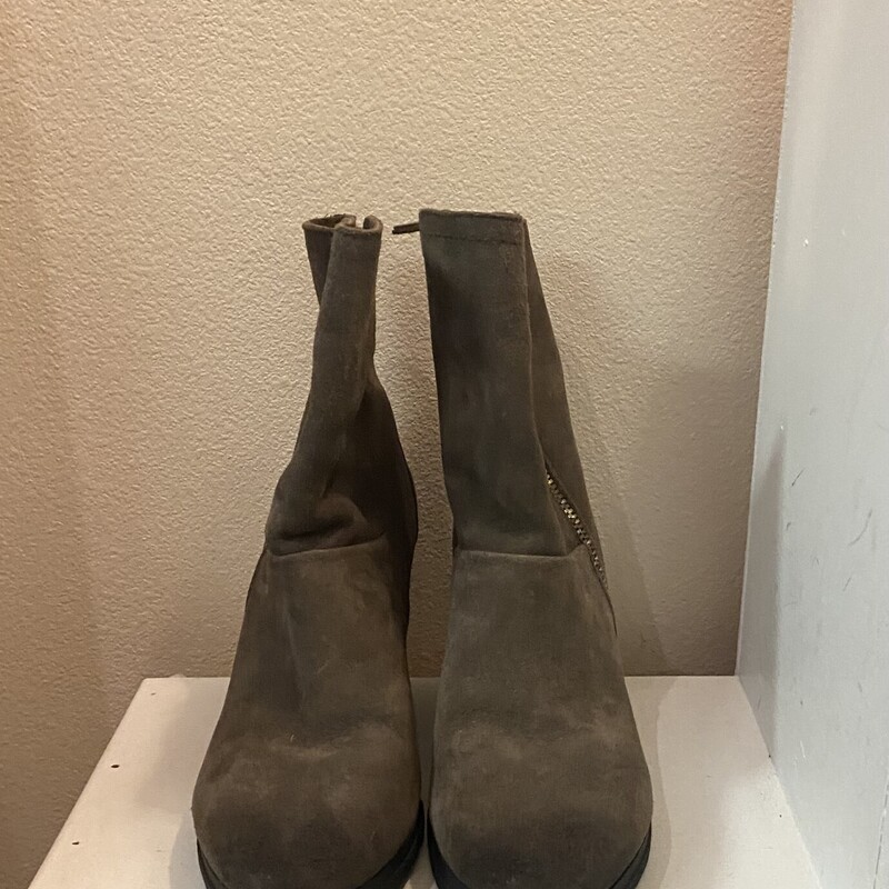 Gry Brwn Suede Ankle Boot<br />
Grey<br />
Size: 8 1/2