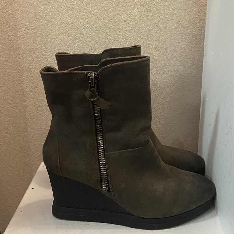 Gry Brwn Suede Ankle Boot<br />
Grey<br />
Size: 8 1/2