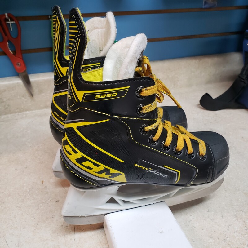 CCM Super Tacks 9350 Youth Hockey Skates<br />
Size: Y13<br />
Pre-owned