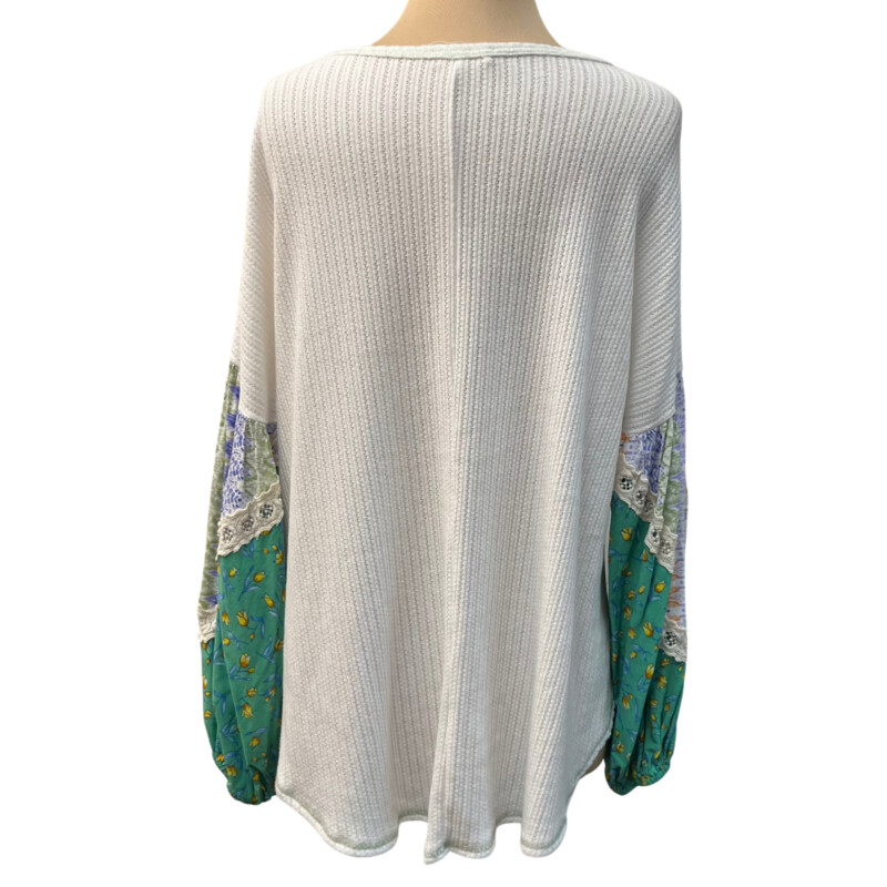 Hummingbird Boho Top
Anthropologie Brand
Waffle Texture
Lace Detail
Color:  White, Green, Yellow, Blue
Size: Large