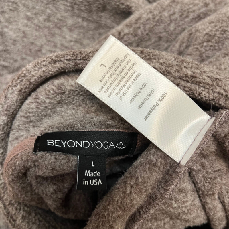 Beyond Yoga Pullover<br />
Super Soft Fleece<br />
With Pockets<br />
Drawstring Waist<br />
Color: Cocoa<br />
Size: Large