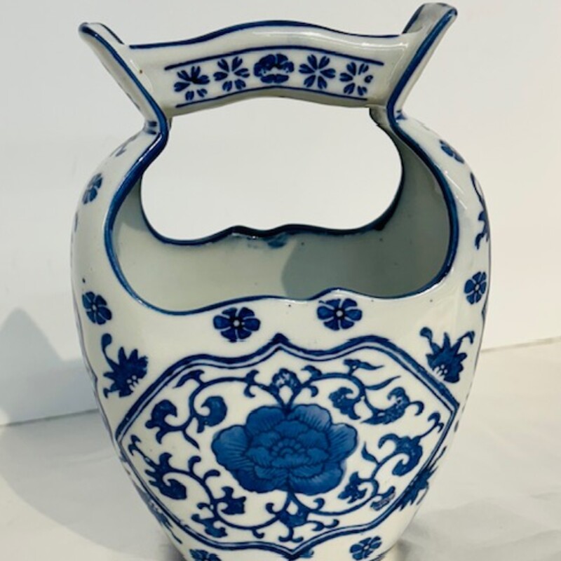 Asian Porcelain Wishing Well Vase
White Blue
Size: 6 x 3 x 8H