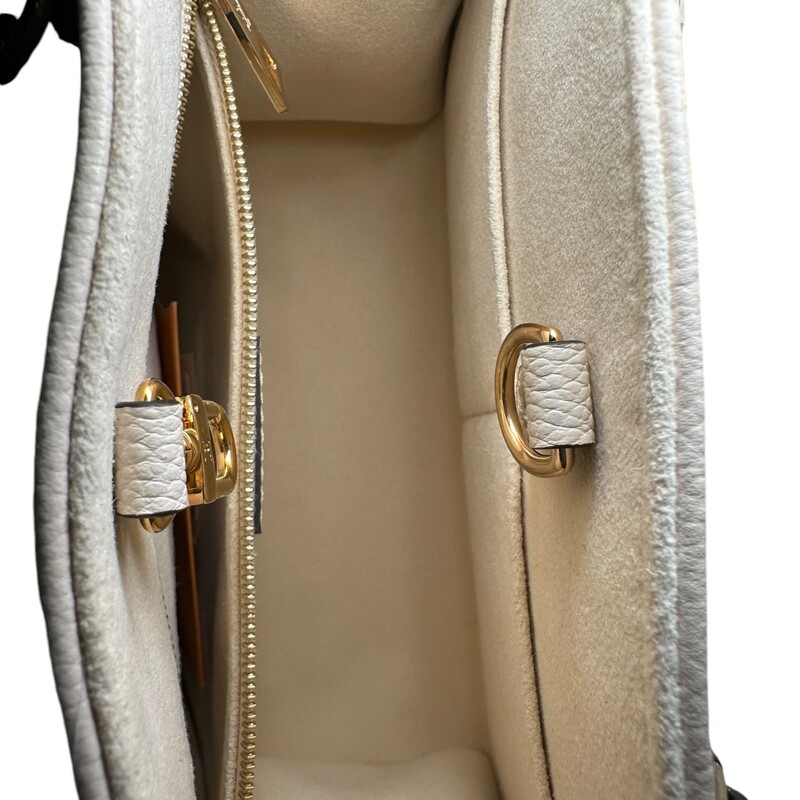 Louis Vuitton Onthego
 Cream
 Size: PM
Louis Vuitton monogram giant embossed grained cowhide leather bicolor Onthego PM Cream/Rose Pink
Comes with detachable strap

Shoulder Strap Drop: 17.25
Handle Drop: 3.5
Height: 8
Width: 10
Depth: 4.25

Code:DU4280
Does not include original dust bag or box.