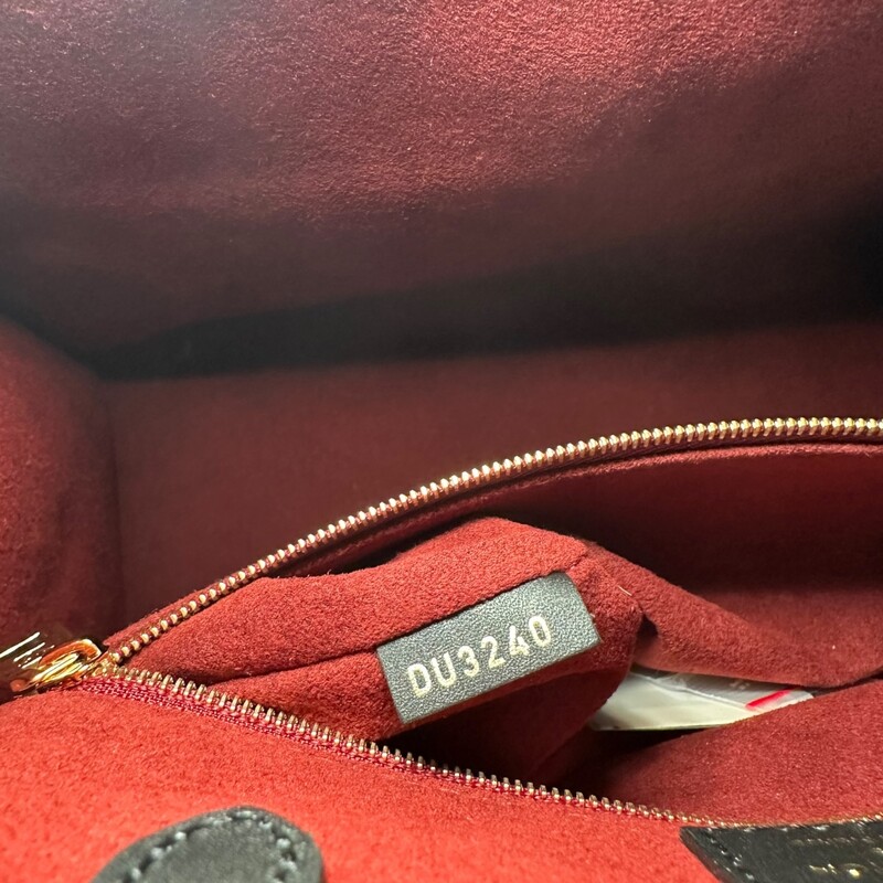 Louis Vuitton Bicolor Empreinte OnTheGo MM
Black Bicolor Empreinte
Printed
Brass Hardware
Rolled Handles & Dual Shoulder Straps
Suede Lining & Three Interior Pockets
Clasp Closure at Top
Date Code: DU3240

Dimensions:
Handle Drop: 5
Height: 10.75
Width: 13.75
Depth: 6

Code:DU3240

Does not include original dust bag or box.