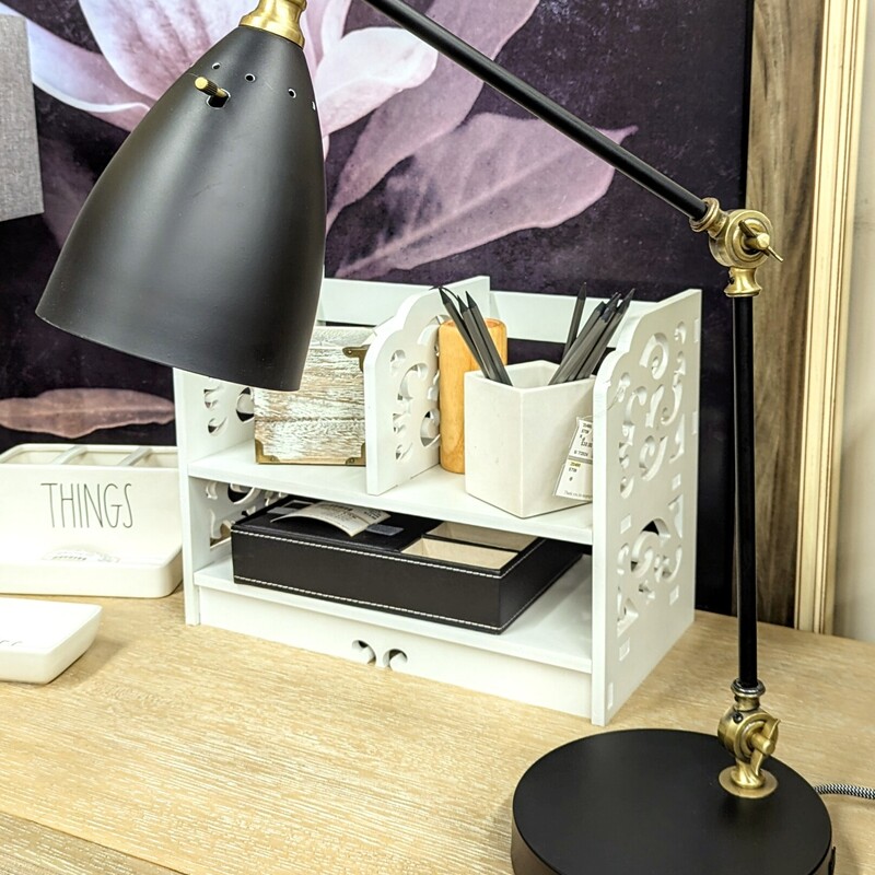 Boston Metal Desk Lamp
Black Gold
Size: 8 x 16 x 23H