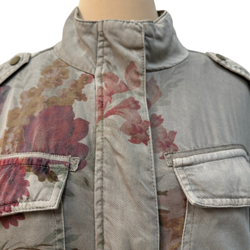 Sundance Rochelle Jacket<br />
Soft, feminine surplus jacket with hidden snap flap pockets, and snap placket.<br />
100%Tencel®<br />
Color: Khaki and faded floral print<br />
Size: Small